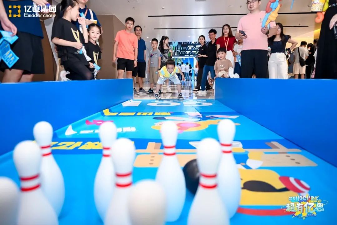 Le jardin sur le toit se transforme en paradis du jeu avec des défis de canard et de bowling.