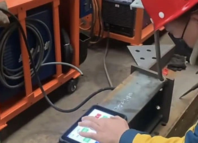 La tablette PC robuste EM-Q86 permet l'automatisation de la fabrication mécanique