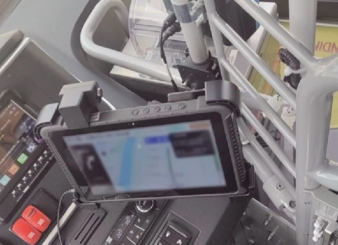 EM-Q16 tablette robuste réalise une construction à guichet unique de bus intelligent